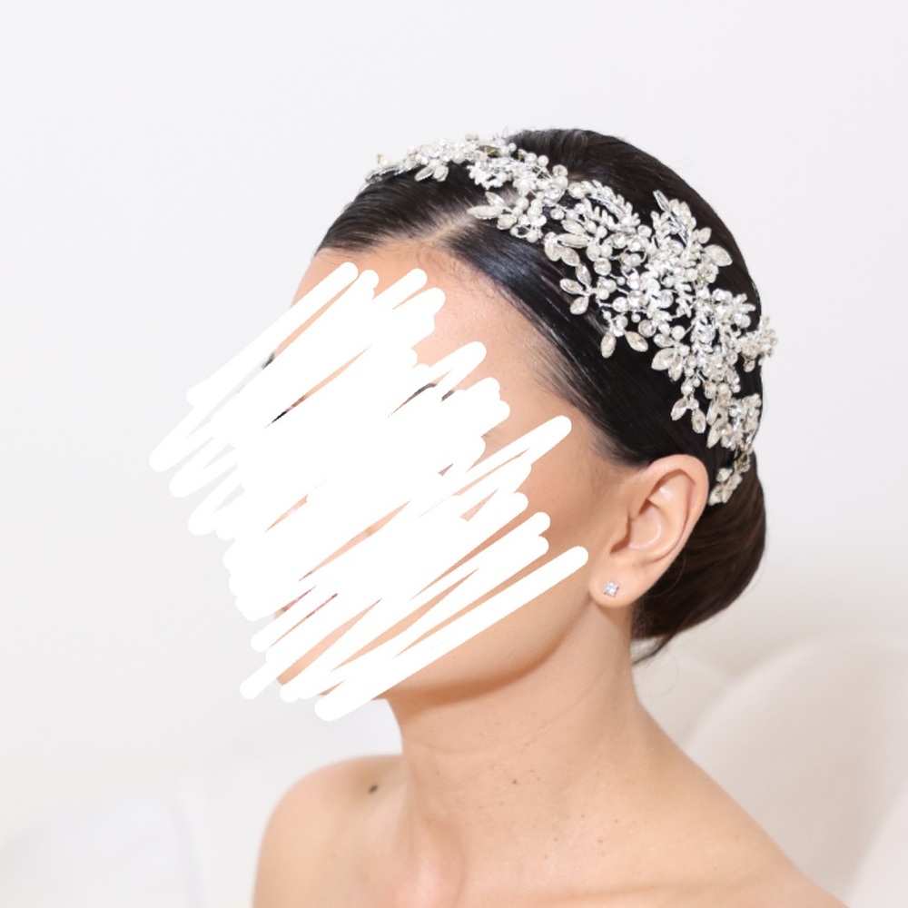 Elegant Silver Floral Hair Accessory